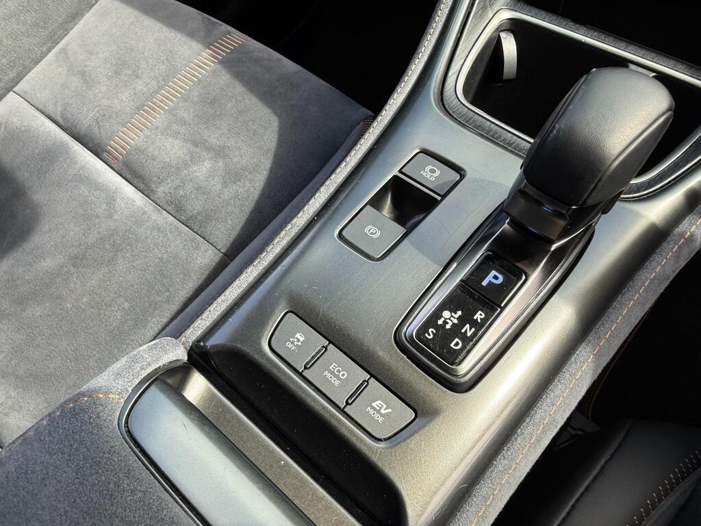 Automatic gear selector and centre console in the Lexus LBX